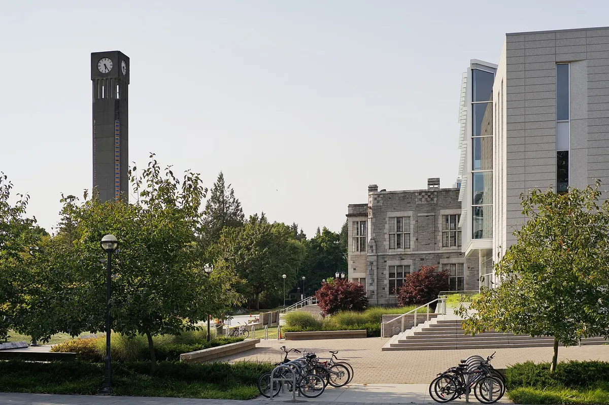 브리티시컬럼비아대학교(UBC) 시계탑과 도서관 건물