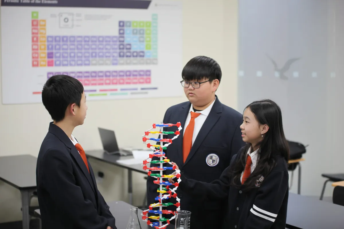 어반 인터내셔널 스쿨 학생들이 과학 수업에서 DNA 모형으로 학습하는 모습
