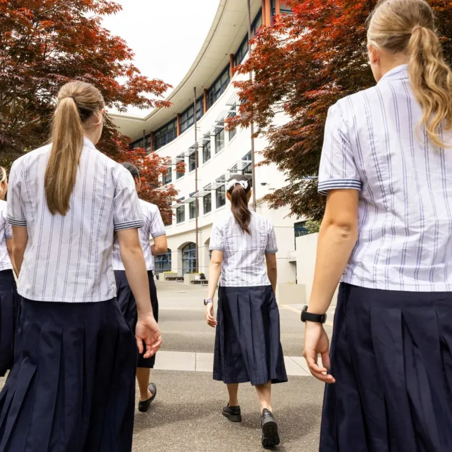 디오세산 여학교 교복을 입고 캠퍼스를 걷는 학생들
